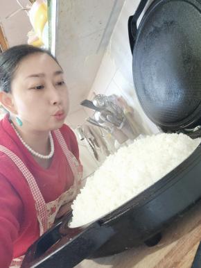 吹一下，听到呼呼的声音！就说明，米饭蒸熟了！