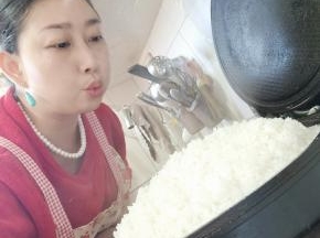 吹一下，听到呼呼的声音！就说明，米饭蒸熟了！