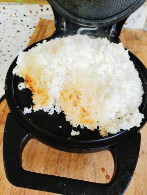 底下的锅巴也焦黄酥脆，咸香！