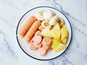 土豆切滚刀块，香肠切片，口蘑洗净备用。