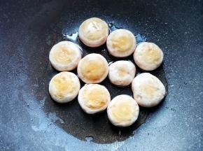 锅中热油，口蘑煎熟，