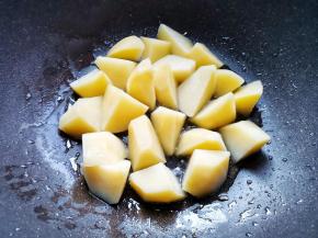 放入土豆煎至两面金黄。