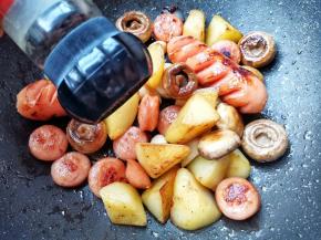 撒上适量黑胡椒、