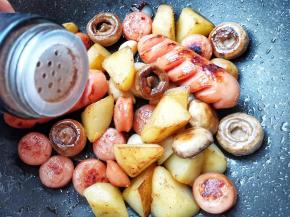 椒盐和欧芹碎，