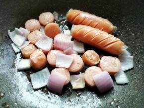 放入肉肠+洋葱煎熟。