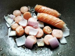 放入肉肠+洋葱煎熟。