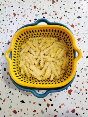 再清水中反复清洗3~4遍，洗去多余的淀粉！