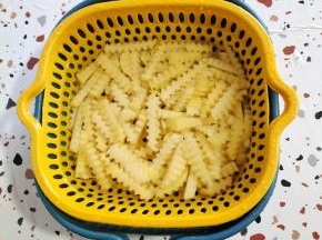 再清水中反复清洗3~4遍，洗去多余的淀粉！
