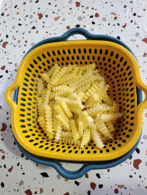 捞出控干水分备用！