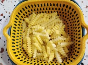 捞出控干水分备用！