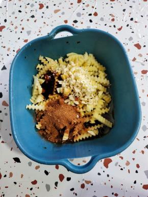 控干水分的土豆倒入盆中，放入蒜末，生抽，蚝油，烧烤料，油！