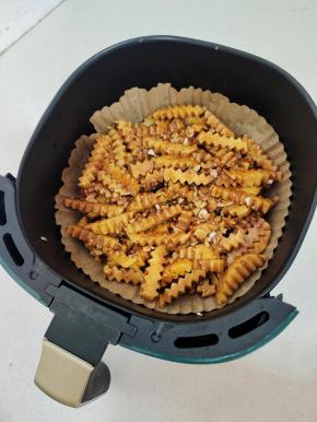 空气炸锅里铺一张油纸碗，把土豆倒进去，扒拉平！