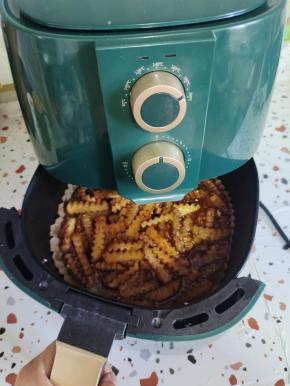 时间到取出来，翻动一下，再次放入空气炸锅烤10分钟即可！