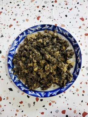 萝卜缨酸菜清洗干净，挤干水分，切成小丁！