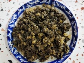 萝卜缨酸菜清洗干净，挤干水分，切成小丁！