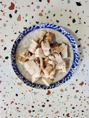 肉切成小丁备用！