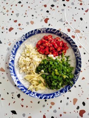 蒜瓣切成小丁，生姜切成丝，小米辣切成小块，蒜苗切成小块备用！