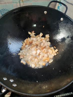 起锅烧油，放入肉丁煸炒至出油！