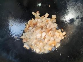起锅烧油，放入肉丁煸炒至出油！