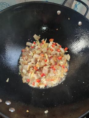 放入蒜瓣，姜丝，小米辣爆香！