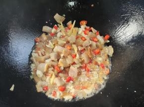 放入蒜瓣，姜丝，小米辣爆香！