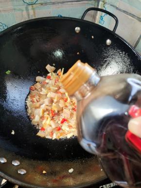 放入适量的红烧酱油，翻炒均匀！