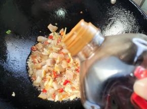 放入适量的红烧酱油，翻炒均匀！