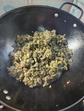 放入萝卜缨酸菜！