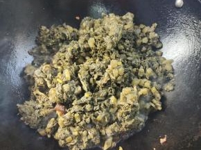 放入萝卜缨酸菜！
