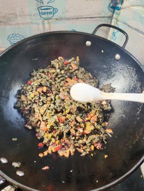 放入一勺盐调味！