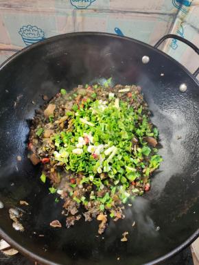 放入蒜苗翻炒均匀！