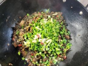 放入蒜苗翻炒均匀！