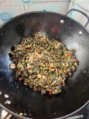 起锅前放入适量的味精翻炒均匀即可！