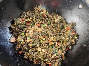 起锅前放入适量的味精翻炒均匀即可！