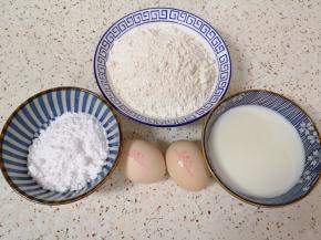 准备好食材，低筋面粉和泡打粉混合均匀。