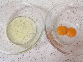 蛋清蛋黄分离，分别放在无油无水的盆里。