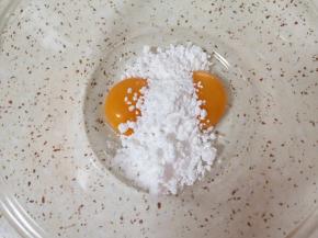 蛋黄里面加入25g糖粉搅打均匀。