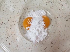蛋黄里面加入25g糖粉搅打均匀。