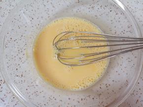 加入牛奶搅打均匀。