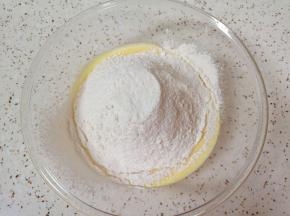 筛入混合好的低筋面粉和泡打粉。