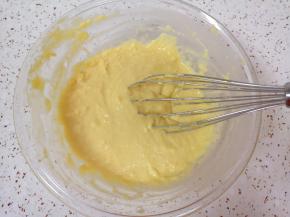 用手动打蛋器呈“Z”字形搅拌均匀。