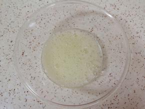 蛋清里面加入几滴柠檬汁，用电动打蛋器打发至粗泡状。