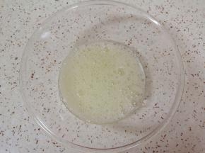 蛋清里面加入几滴柠檬汁，用电动打蛋器打发至粗泡状。