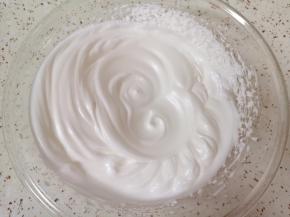 先低速后高速打发至小弯钩状。