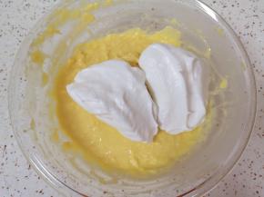 取三分之一打发好的蛋白加入到蛋黄糊里面，翻拌均匀。