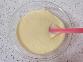 再将蛋黄糊倒回打发好的蛋白里面，翻拌均匀。