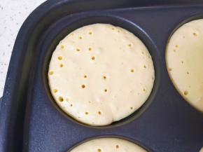 小火煎至出现大气泡翻面。