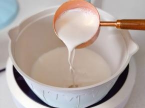 牛奶倒入锅中。