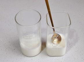 一定要彻底凝固，勺子放上去不会下沉。