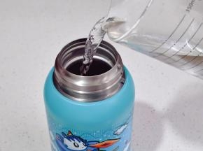 保温杯中倒入350ml开水。